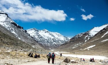Trekkers exploring snowy Yulla Kanda mountain trail