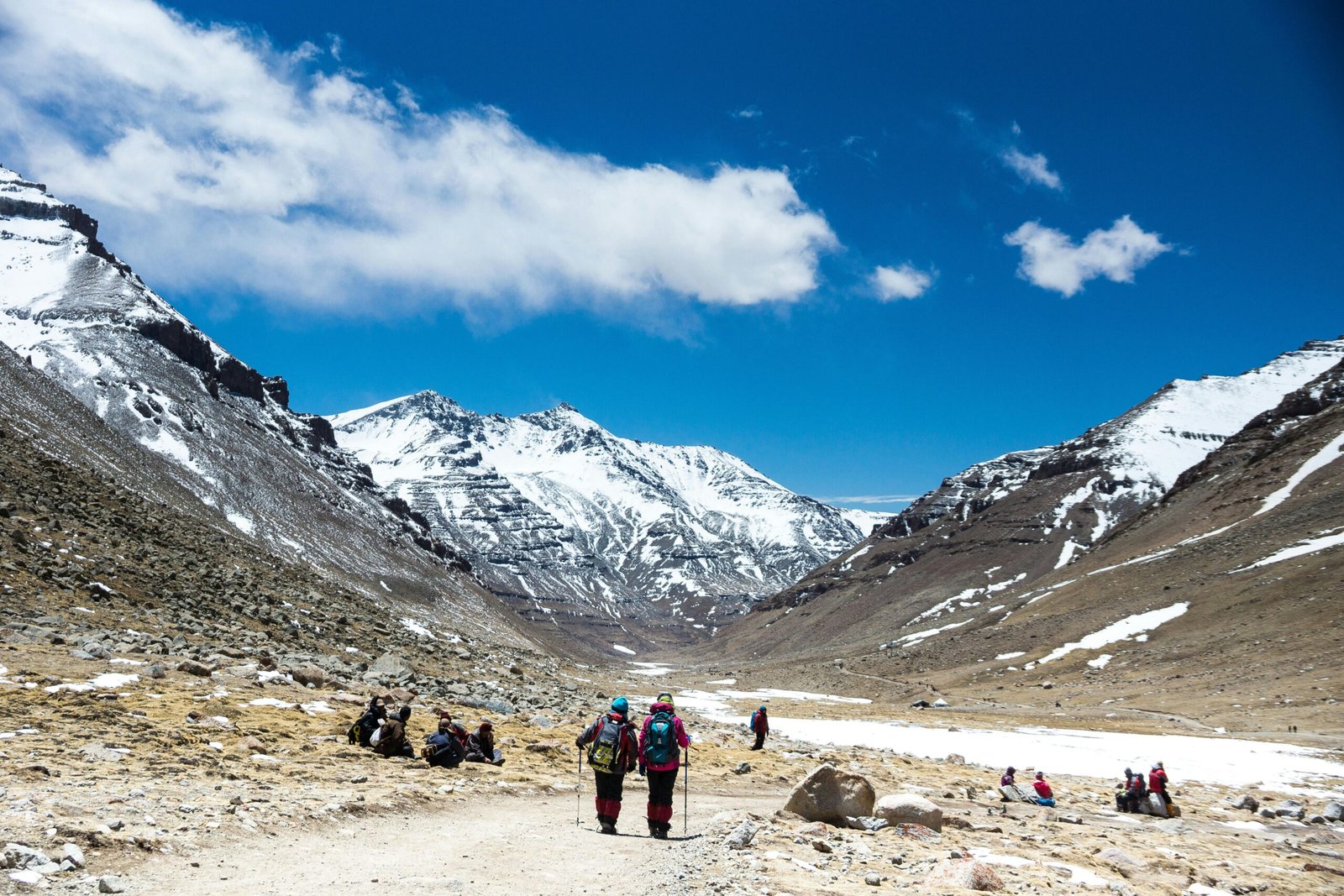 Trekkers exploring snowy Yulla Kanda mountain trail